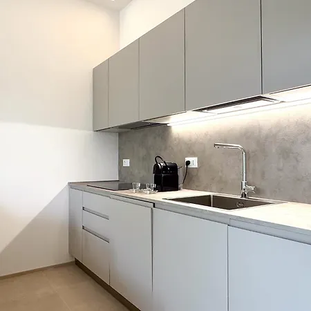 Out Finish Royal Apartman