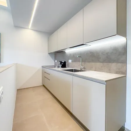 Out Finish Royal Apartman