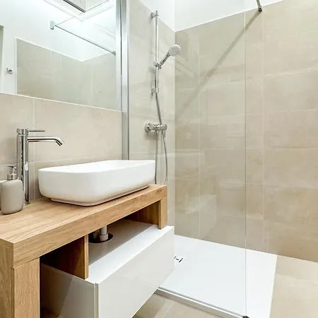 Out Finish Royal Apartman